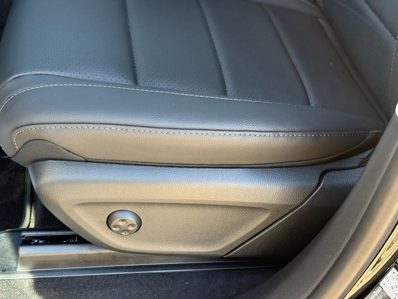 Mercedes-Benz GLE Vehicle Full-screen Gallery Image 15