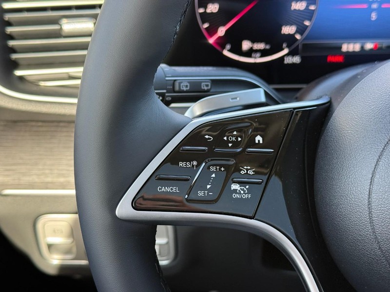 Mercedes-Benz GLE Vehicle Full-screen Gallery Image 16