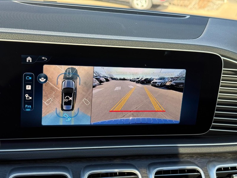 Mercedes-Benz GLE Vehicle Full-screen Gallery Image 18