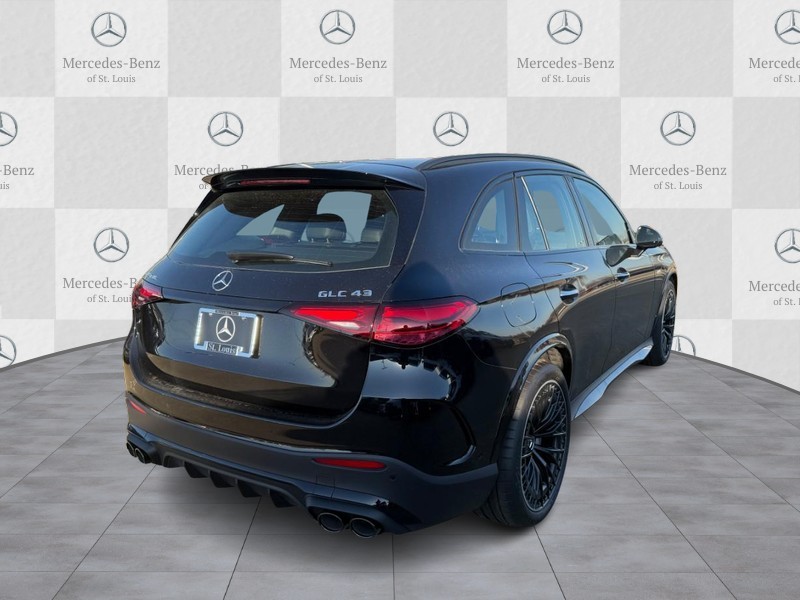 Mercedes-Benz GLC Vehicle Full-screen Gallery Image 3