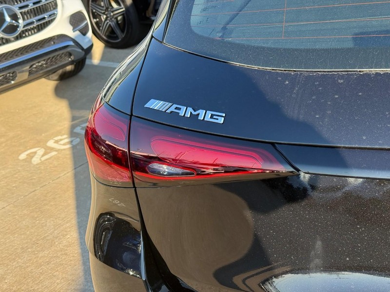 Mercedes-Benz GLC Vehicle Full-screen Gallery Image 4