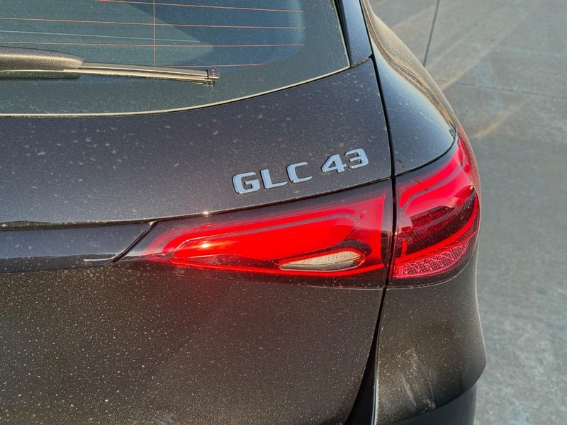 Mercedes-Benz GLC Vehicle Full-screen Gallery Image 5