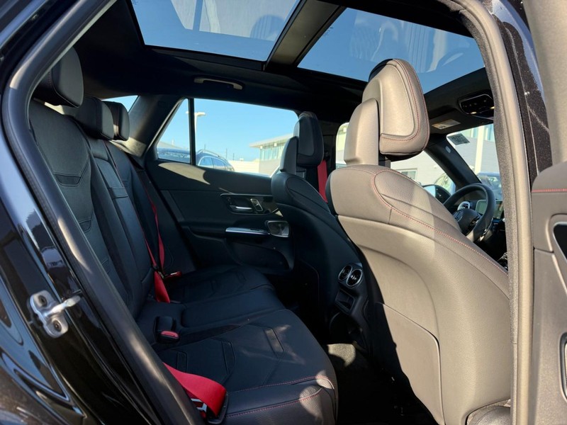 Mercedes-Benz GLC Vehicle Full-screen Gallery Image 6