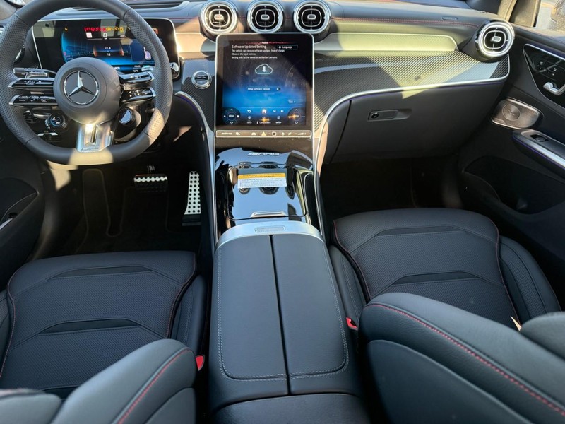 Mercedes-Benz GLC Vehicle Full-screen Gallery Image 7