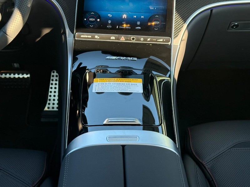 Mercedes-Benz GLC Vehicle Full-screen Gallery Image 11