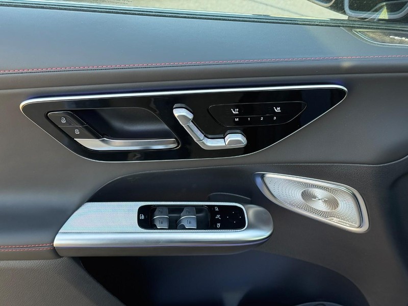 Mercedes-Benz GLC Vehicle Full-screen Gallery Image 12