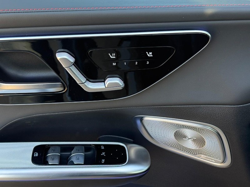 Mercedes-Benz GLC Vehicle Full-screen Gallery Image 13