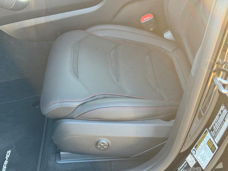 Mercedes-Benz GLC Vehicle Full-screen Gallery Image 14