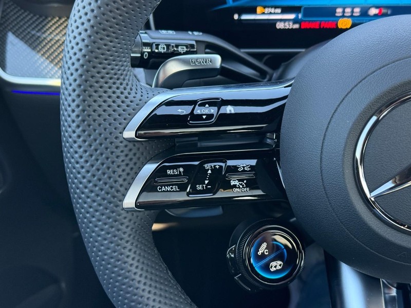 Mercedes-Benz GLC Vehicle Full-screen Gallery Image 16