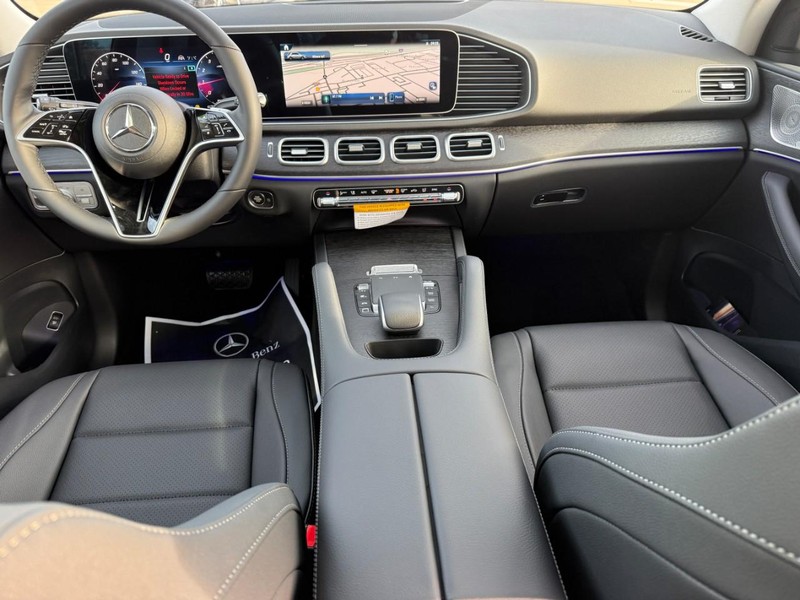 Mercedes-Benz GLE Vehicle Full-screen Gallery Image 6
