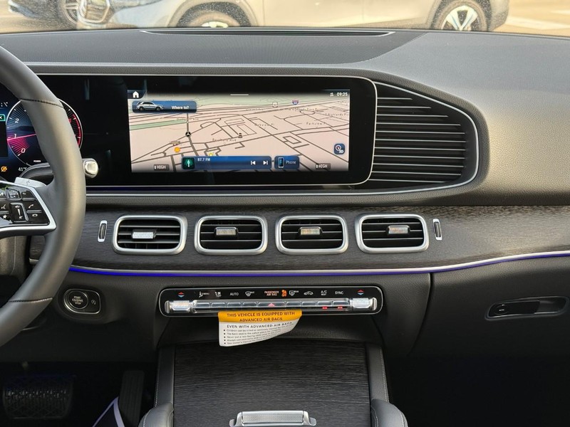 Mercedes-Benz GLE Vehicle Full-screen Gallery Image 8