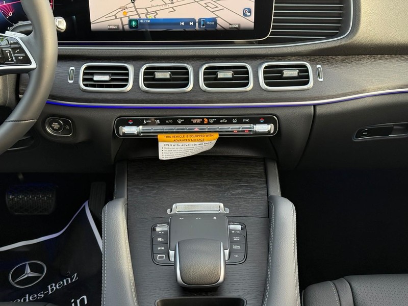 Mercedes-Benz GLE Vehicle Full-screen Gallery Image 9