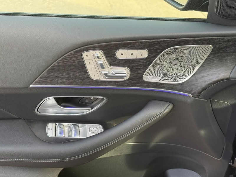 Mercedes-Benz GLE Vehicle Full-screen Gallery Image 10