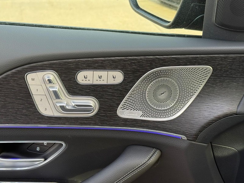 Mercedes-Benz GLE Vehicle Full-screen Gallery Image 11