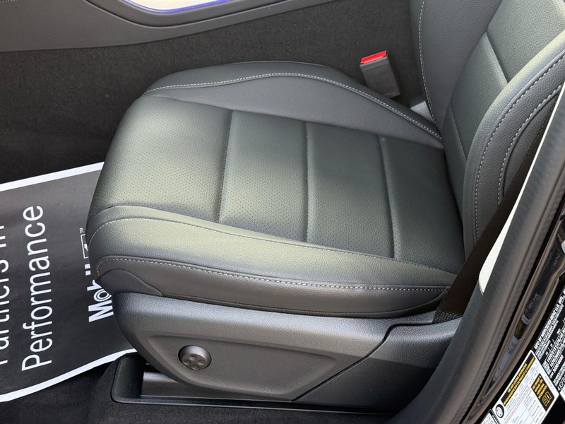 Mercedes-Benz GLE Vehicle Full-screen Gallery Image 12