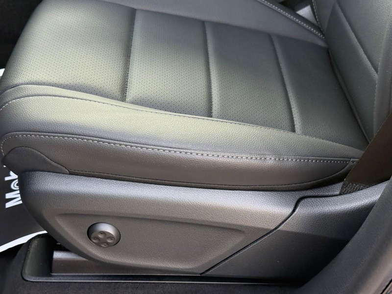 Mercedes-Benz GLE Vehicle Full-screen Gallery Image 13