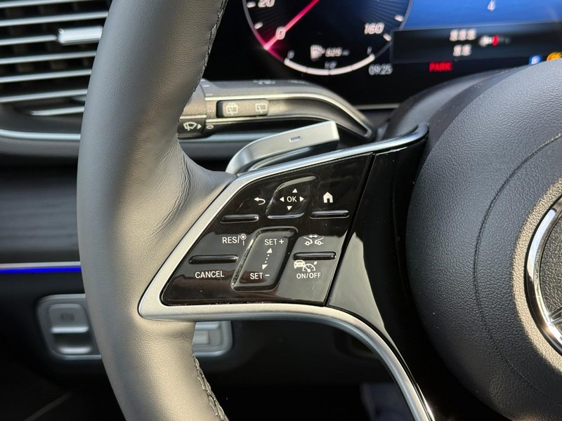 Mercedes-Benz GLE Vehicle Full-screen Gallery Image 14