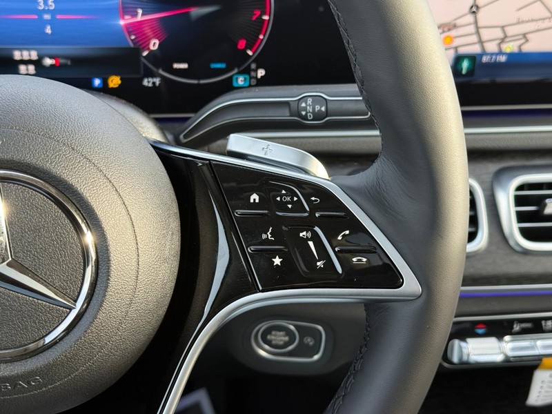 Mercedes-Benz GLE Vehicle Full-screen Gallery Image 15