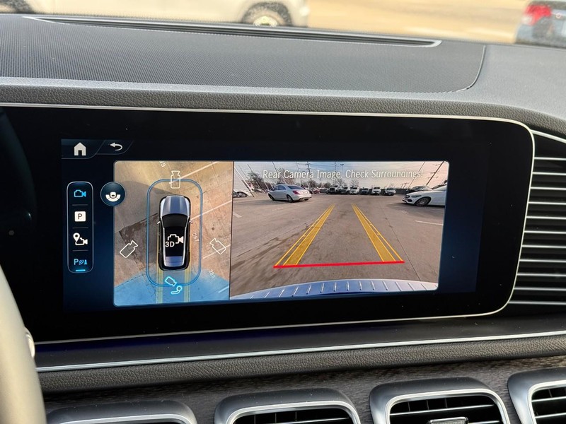 Mercedes-Benz GLE Vehicle Full-screen Gallery Image 16