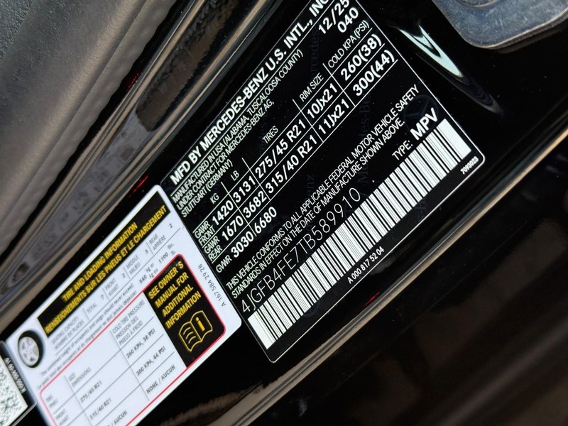 Mercedes-Benz GLE Vehicle Full-screen Gallery Image 17