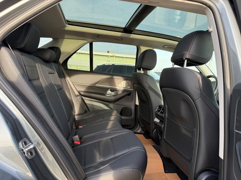 Mercedes-Benz GLE Vehicle Full-screen Gallery Image 4