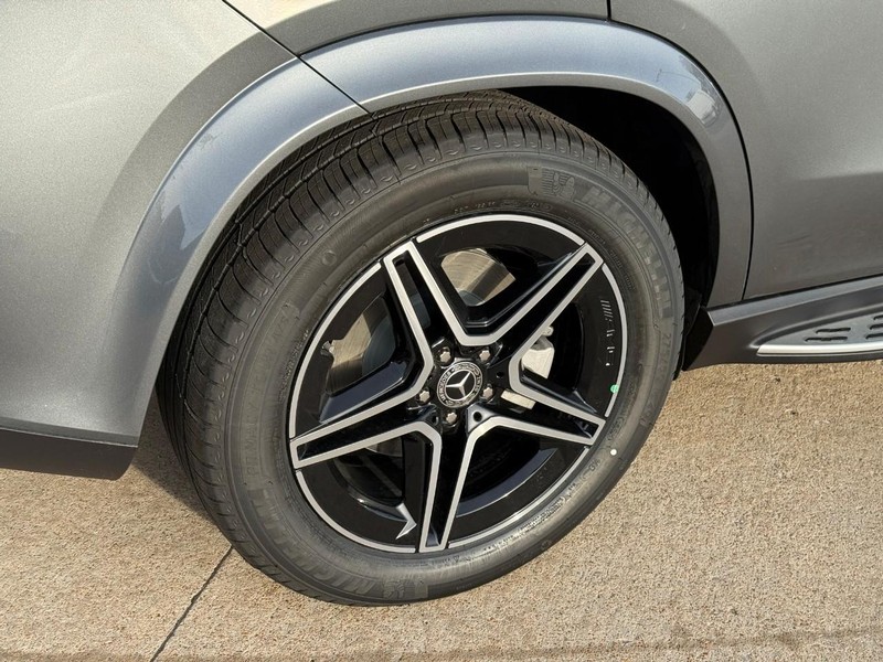 Mercedes-Benz GLE Vehicle Full-screen Gallery Image 5