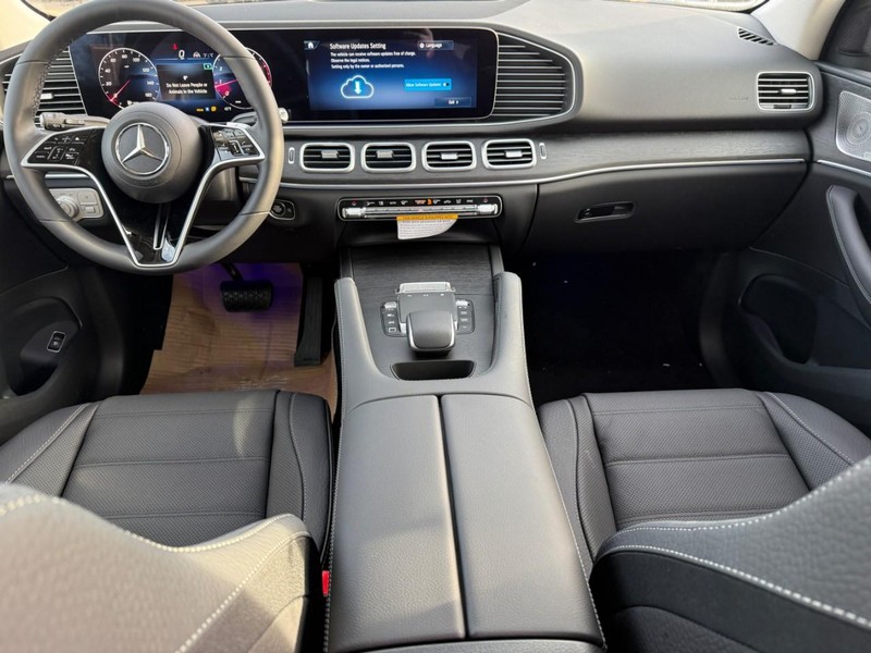 Mercedes-Benz GLE Vehicle Full-screen Gallery Image 6