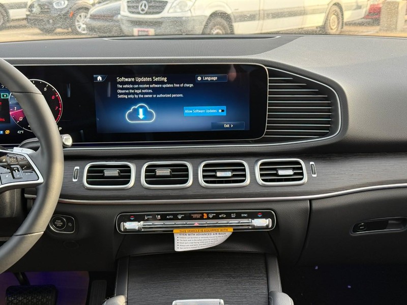 Mercedes-Benz GLE Vehicle Full-screen Gallery Image 8