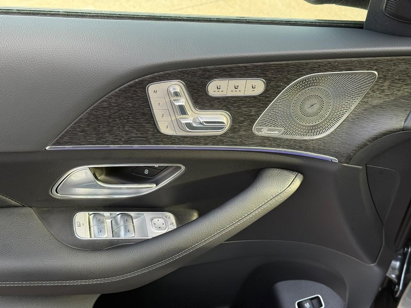 Mercedes-Benz GLE Vehicle Full-screen Gallery Image 9