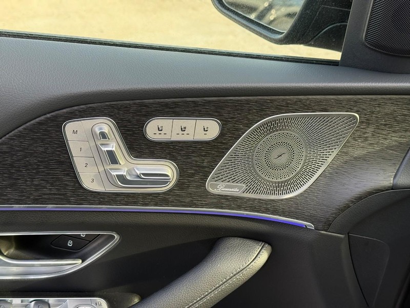 Mercedes-Benz GLE Vehicle Full-screen Gallery Image 10