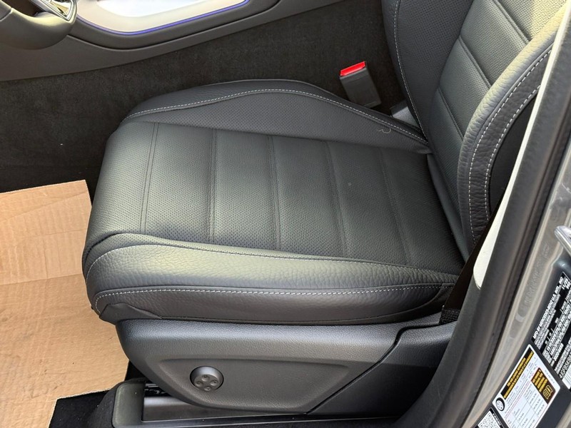 Mercedes-Benz GLE Vehicle Full-screen Gallery Image 11