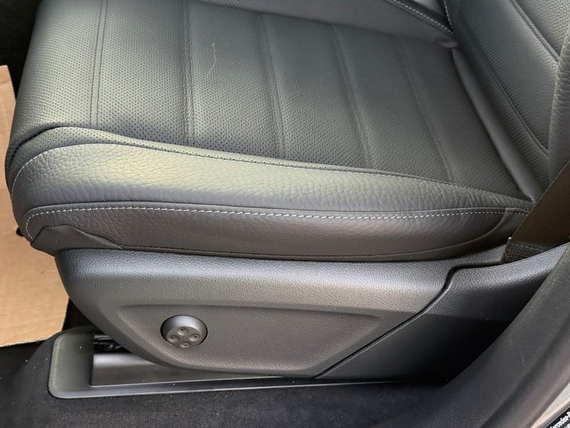 Mercedes-Benz GLE Vehicle Full-screen Gallery Image 12