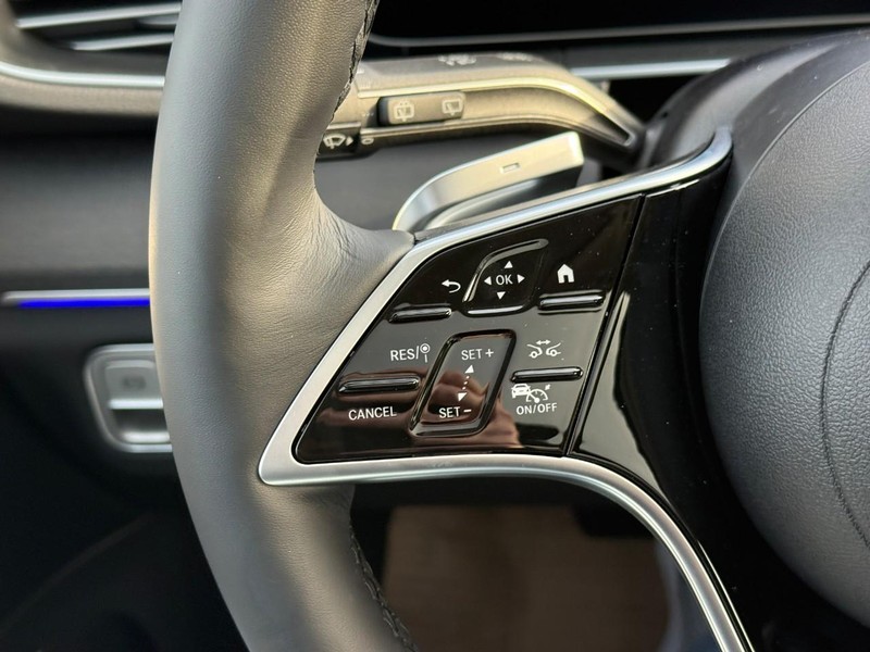 Mercedes-Benz GLE Vehicle Full-screen Gallery Image 13