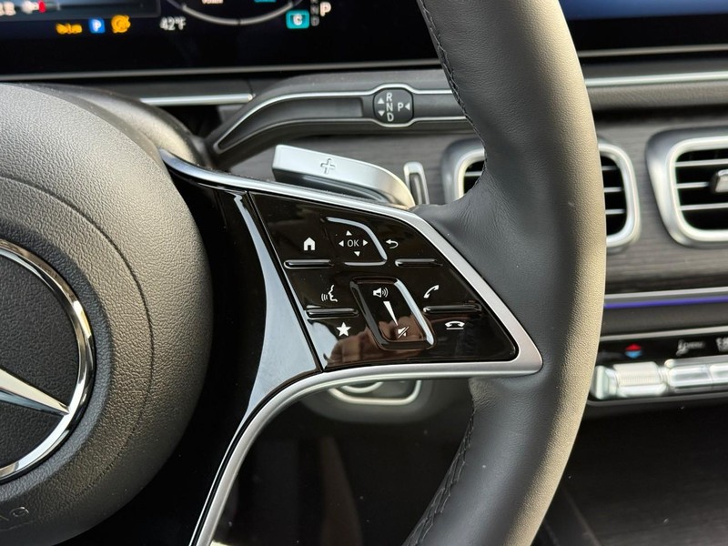 Mercedes-Benz GLE Vehicle Full-screen Gallery Image 14