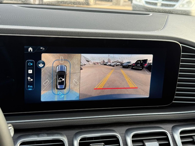 Mercedes-Benz GLE Vehicle Full-screen Gallery Image 15