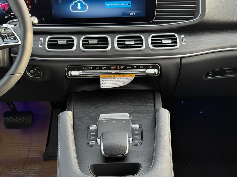 Mercedes-Benz GLE Vehicle Full-screen Gallery Image 16