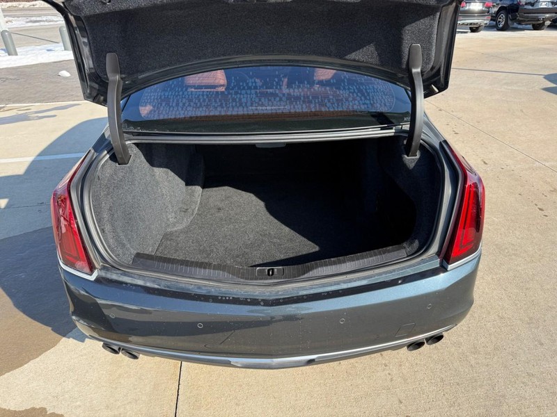 Cadillac CT6 Vehicle Full-screen Gallery Image 8