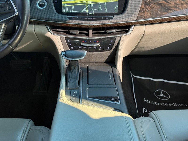 Cadillac CT6 Vehicle Full-screen Gallery Image 15