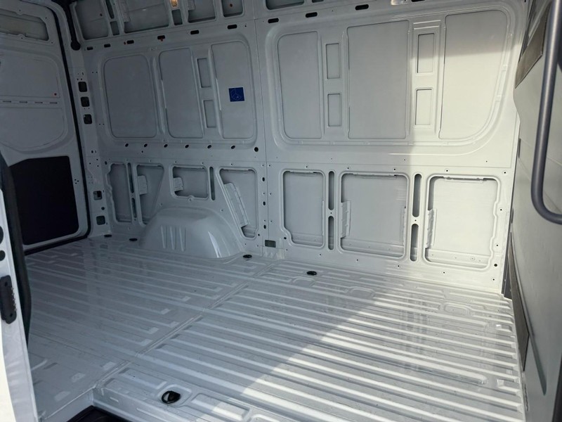 Mercedes-Benz Sprinter Van Vehicle Full-screen Gallery Image 4