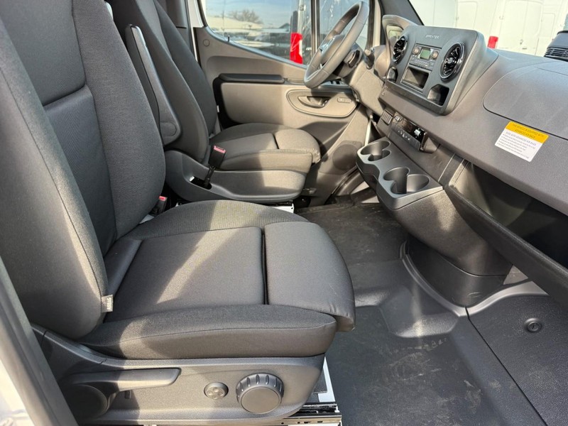 Mercedes-Benz Sprinter Van Vehicle Full-screen Gallery Image 5