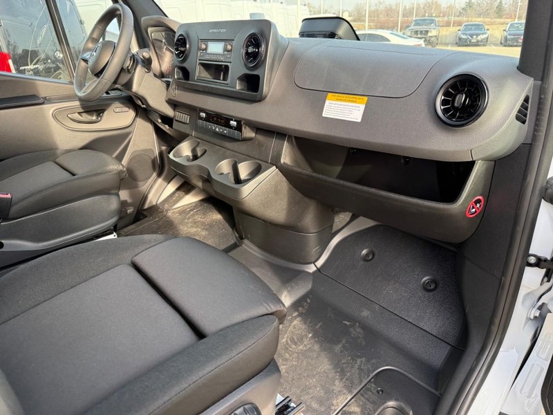 Mercedes-Benz Sprinter Van Vehicle Full-screen Gallery Image 6