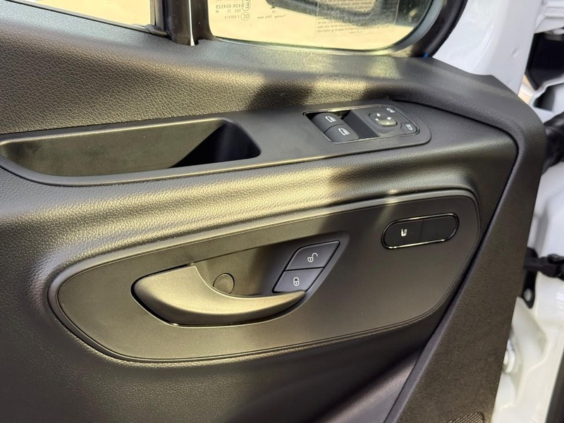 Mercedes-Benz Sprinter Van Vehicle Full-screen Gallery Image 7