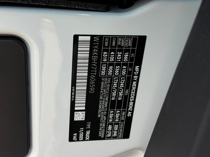 Mercedes-Benz Sprinter Van Vehicle Full-screen Gallery Image 11