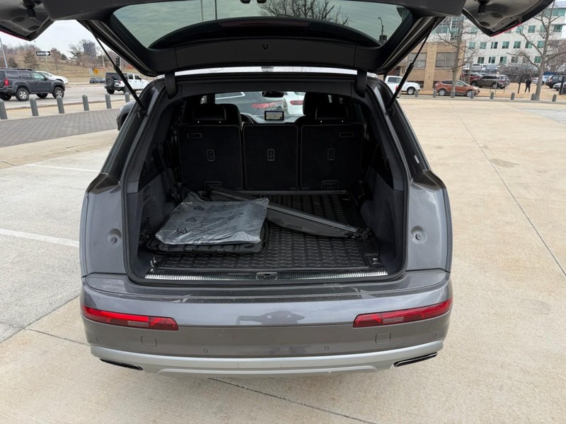 Audi Q7 Vehicle Full-screen Gallery Image 8