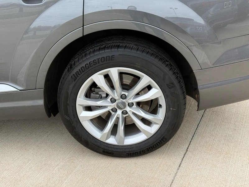 Audi Q7 Vehicle Full-screen Gallery Image 9