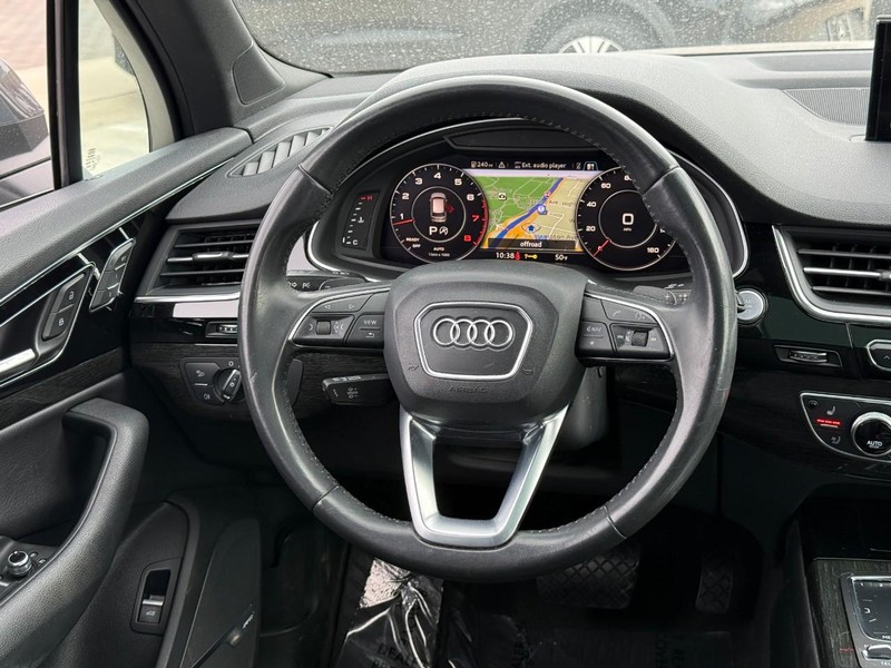 Audi Q7 Vehicle Full-screen Gallery Image 12
