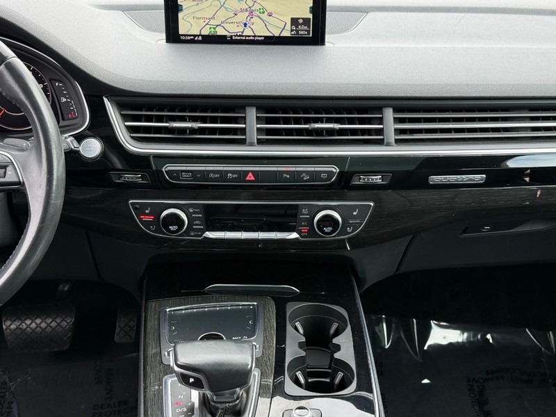 Audi Q7 Vehicle Full-screen Gallery Image 14