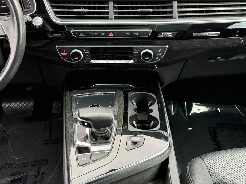 Audi Q7 Vehicle Full-screen Gallery Image 15