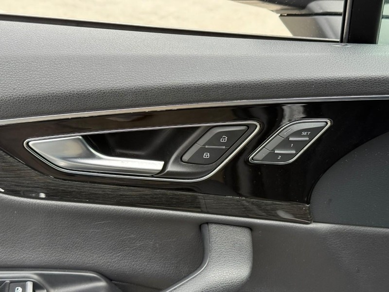 Audi Q7 Vehicle Full-screen Gallery Image 17