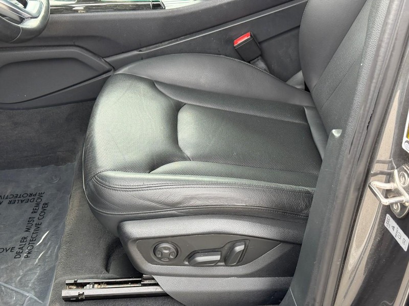 Audi Q7 Vehicle Full-screen Gallery Image 18